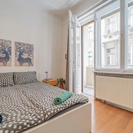 Central&cozy Balcony!3bdr 2bth Lägenhet *