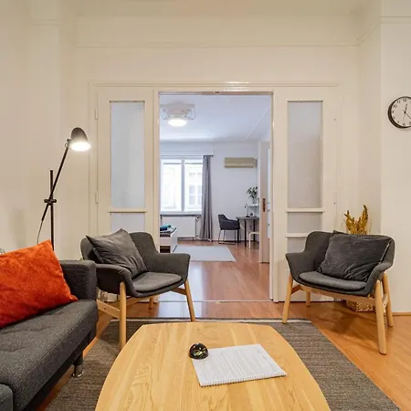 Central&cozy Balcony!3bdr 2bth بودابست