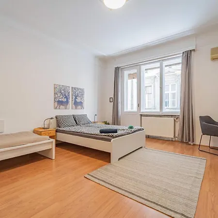 Apartment Central&cozy Balcony!3bdr 2bth *