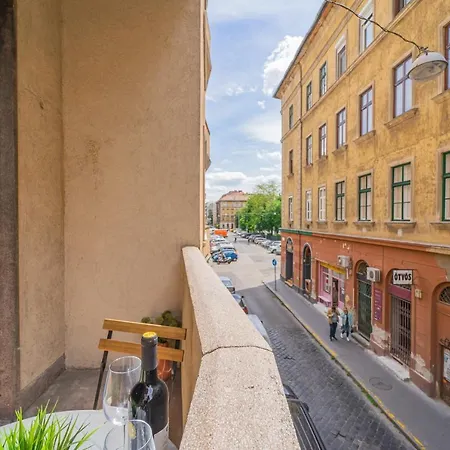Central&cozy Balcony!3bdr 2bth * Budapest