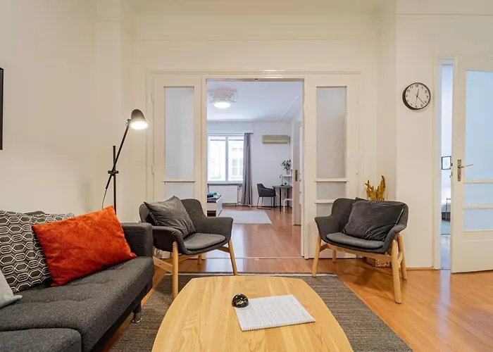 Central&cozy Balcony!3bdr 2bth Budapest