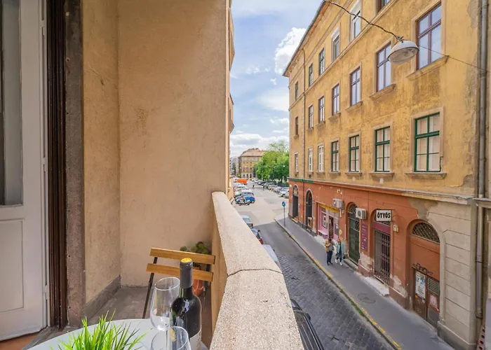 Central&cozy Balcony!3bdr 2bth * Budapest