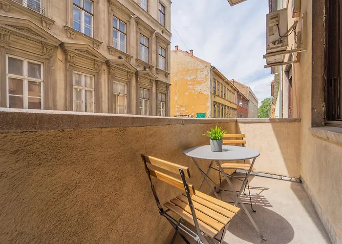 Central&cozy Balcony!3bdr 2bth * Budapest