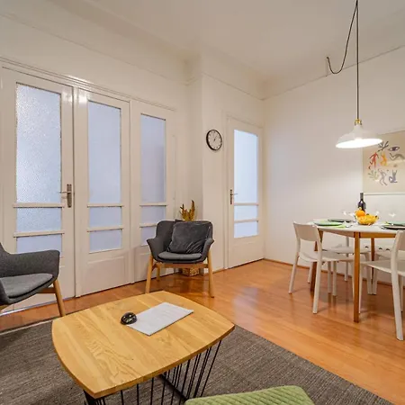 Apartamento Central&cozy Balcony!3bdr 2bth *